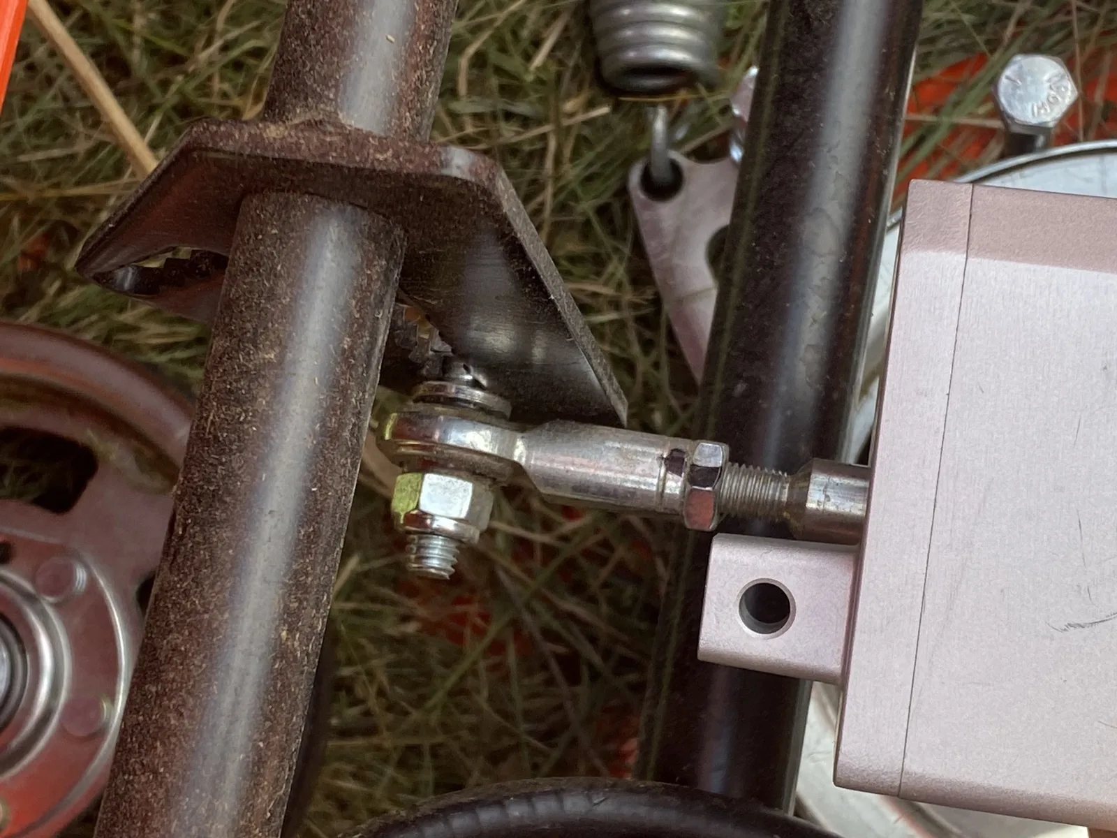 Pushrod end and rod-end joint at the hydro swashplate lever — the geometry the actuator-side mounts have to mate to